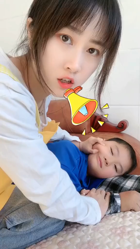 这个时候怎么能分心呢!姐弟搞笑