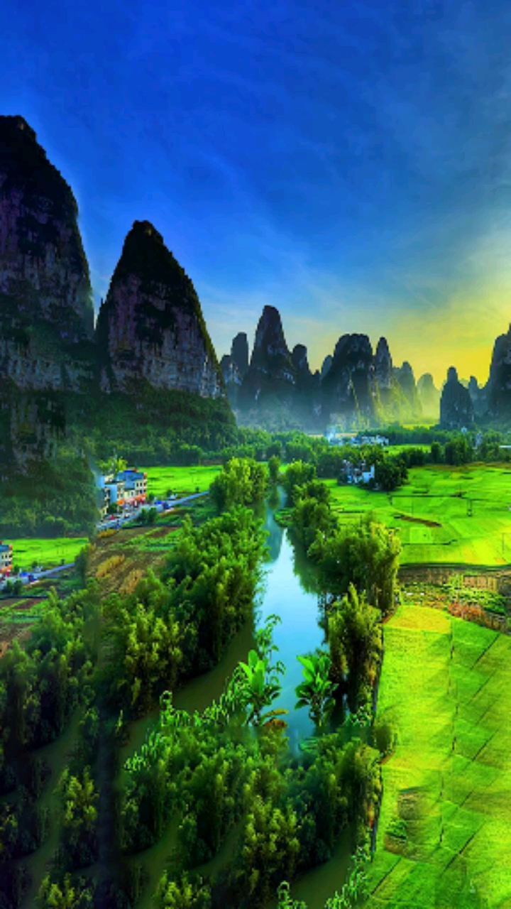 奇峰耸立,连绵不断,河水清澈,原野碧绿,令人神清气爽!