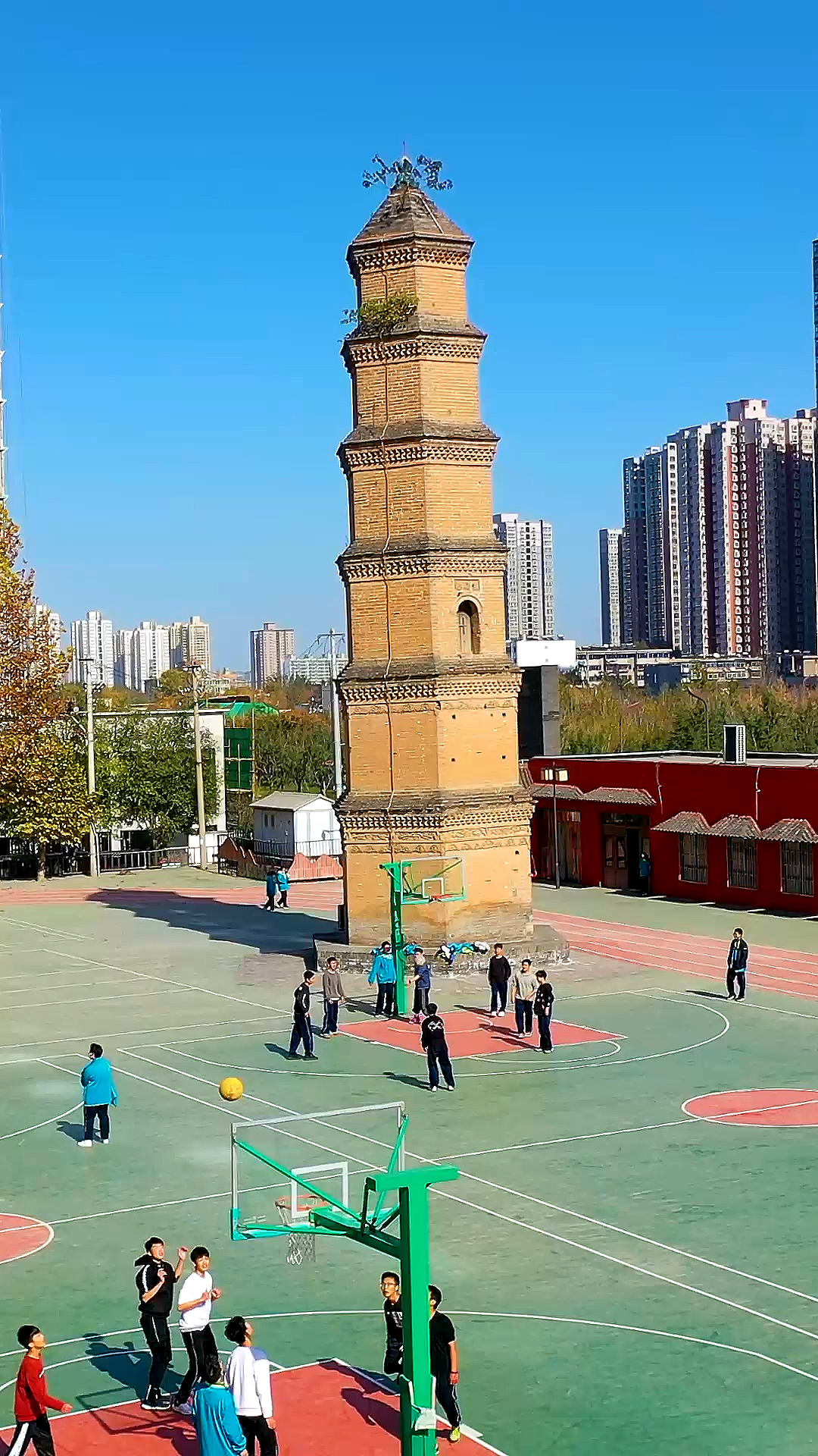 全球旅游进行时西安万寿寺塔矗立在一中学的操场上该塔建于明朝万历年