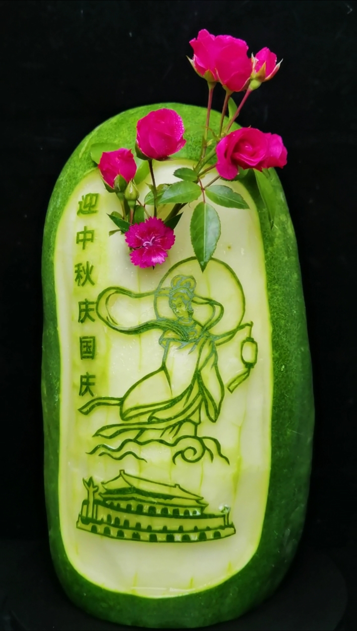 果蔬雕刻师用冬瓜祝大家双节同庆