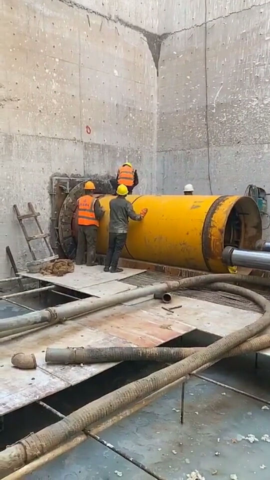 工地实拍#1.4米钢管穿越汾河,前面沙砾石顶管,单顶407米