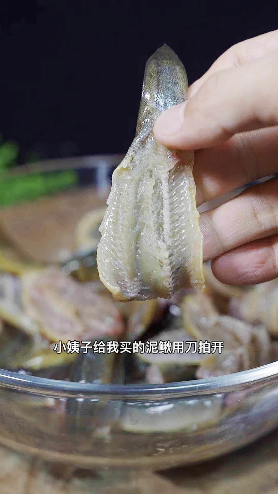 在家做个拿手菜都晓得泥鳅吃了好但要怎样做才好吃又没得腥味其实做法