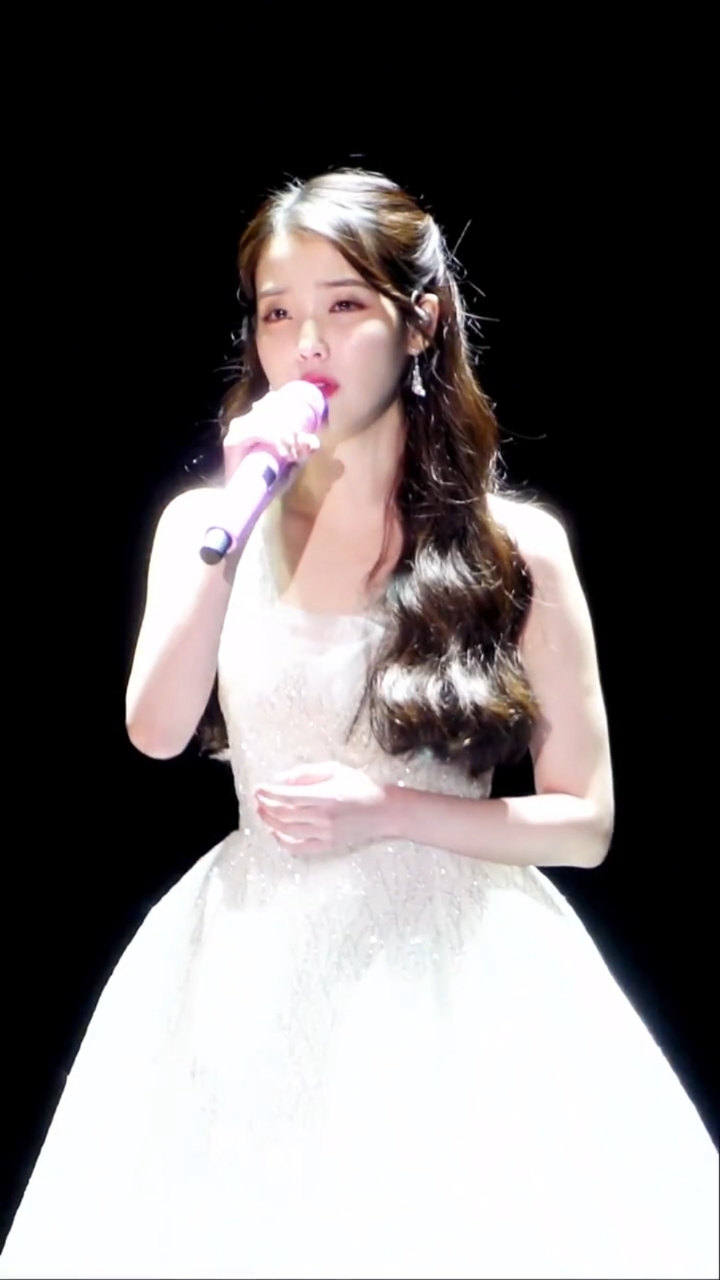 iu李知恩全能艺人#穿上婚纱是公主,穿上西装是霸道女总裁,你更爱母鲻