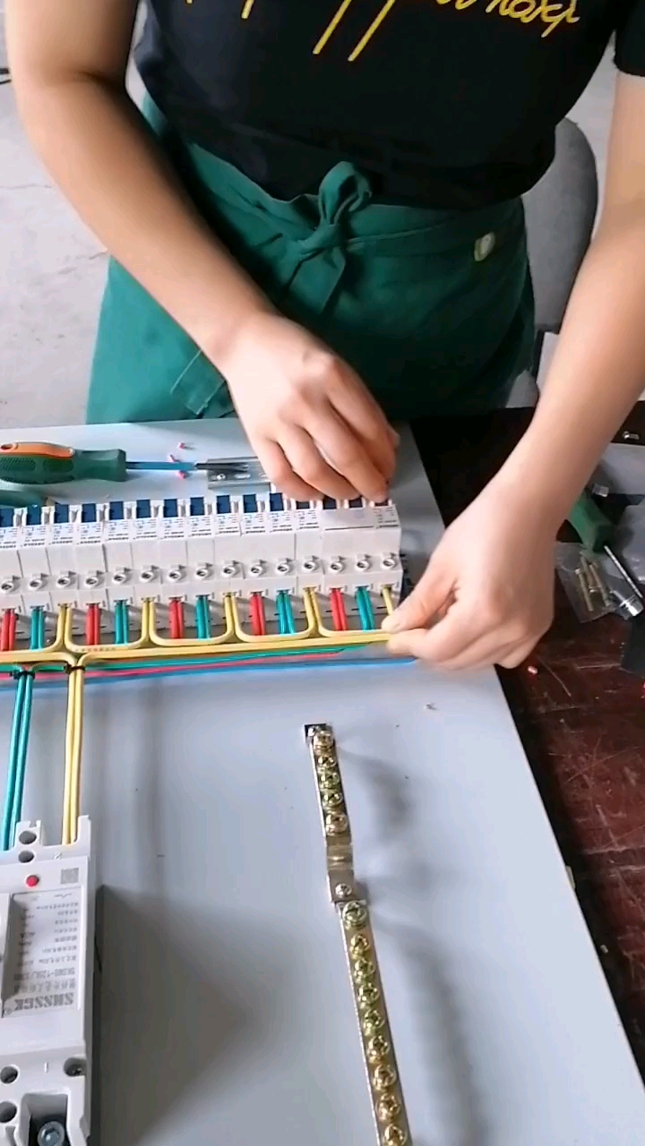 电工#名师电工出高徒,下次有活还找她.