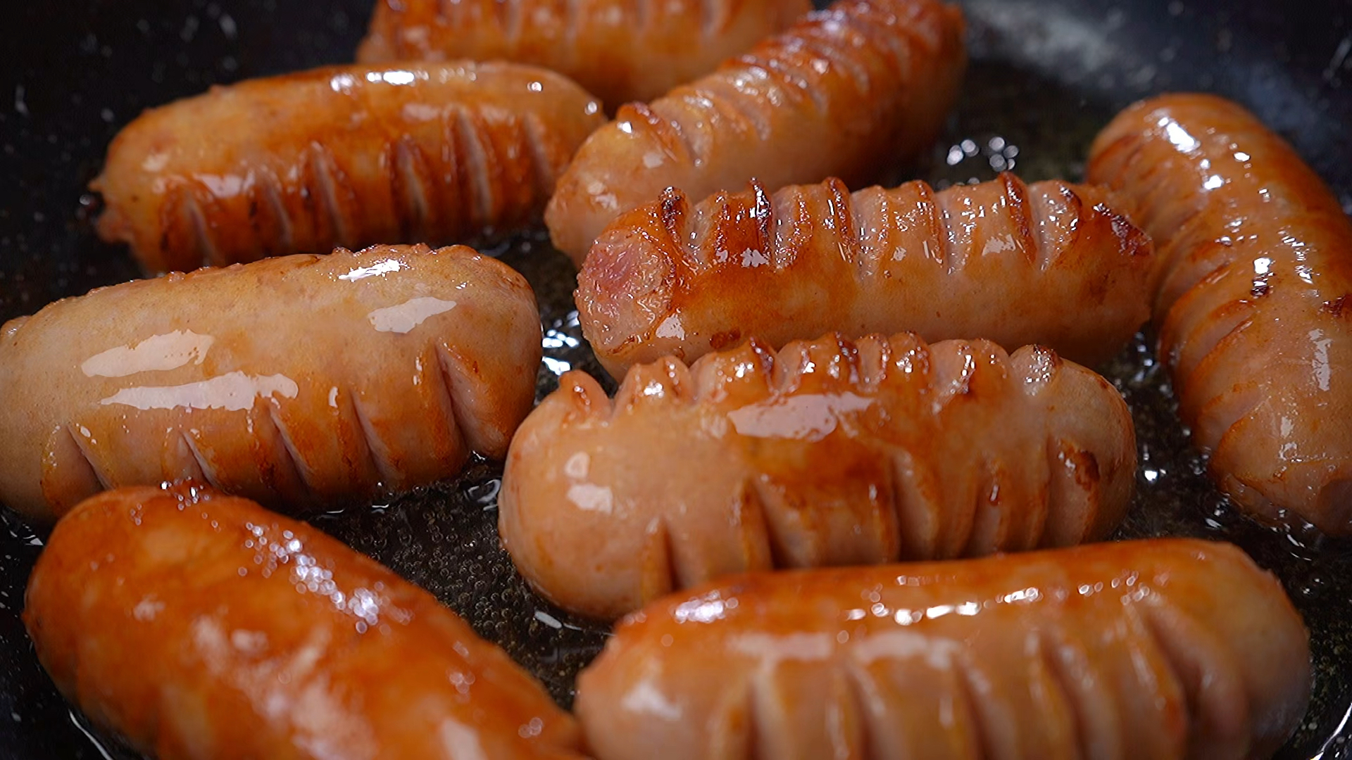 在家做个拿手菜#烤肠用平底锅煎一下,我们全家人都爱吃味道真的绝了