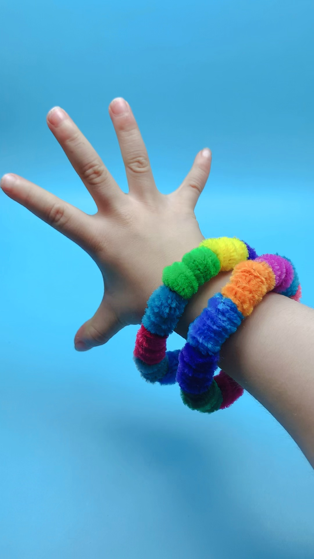 手工制作用扭扭棒做的彩虹手环简单好看孩子超爱