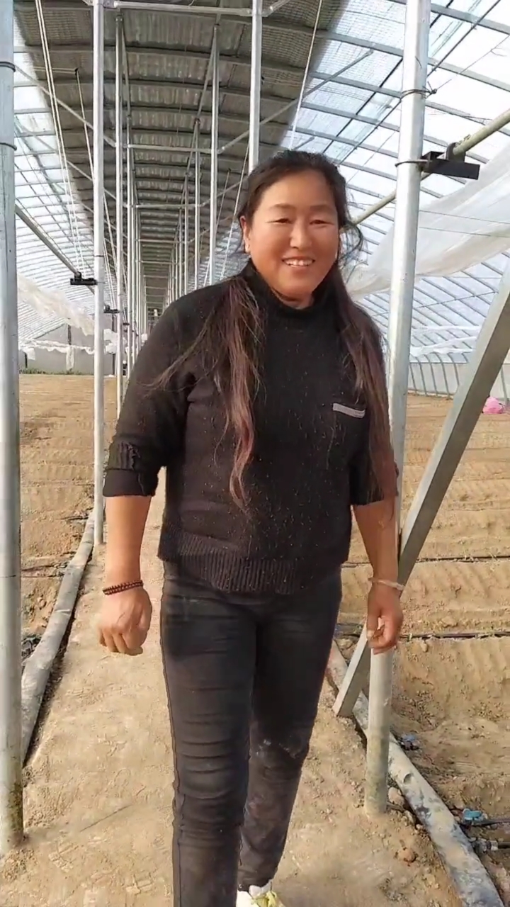 大衣哥老婆#大衣嫂大朋里干活