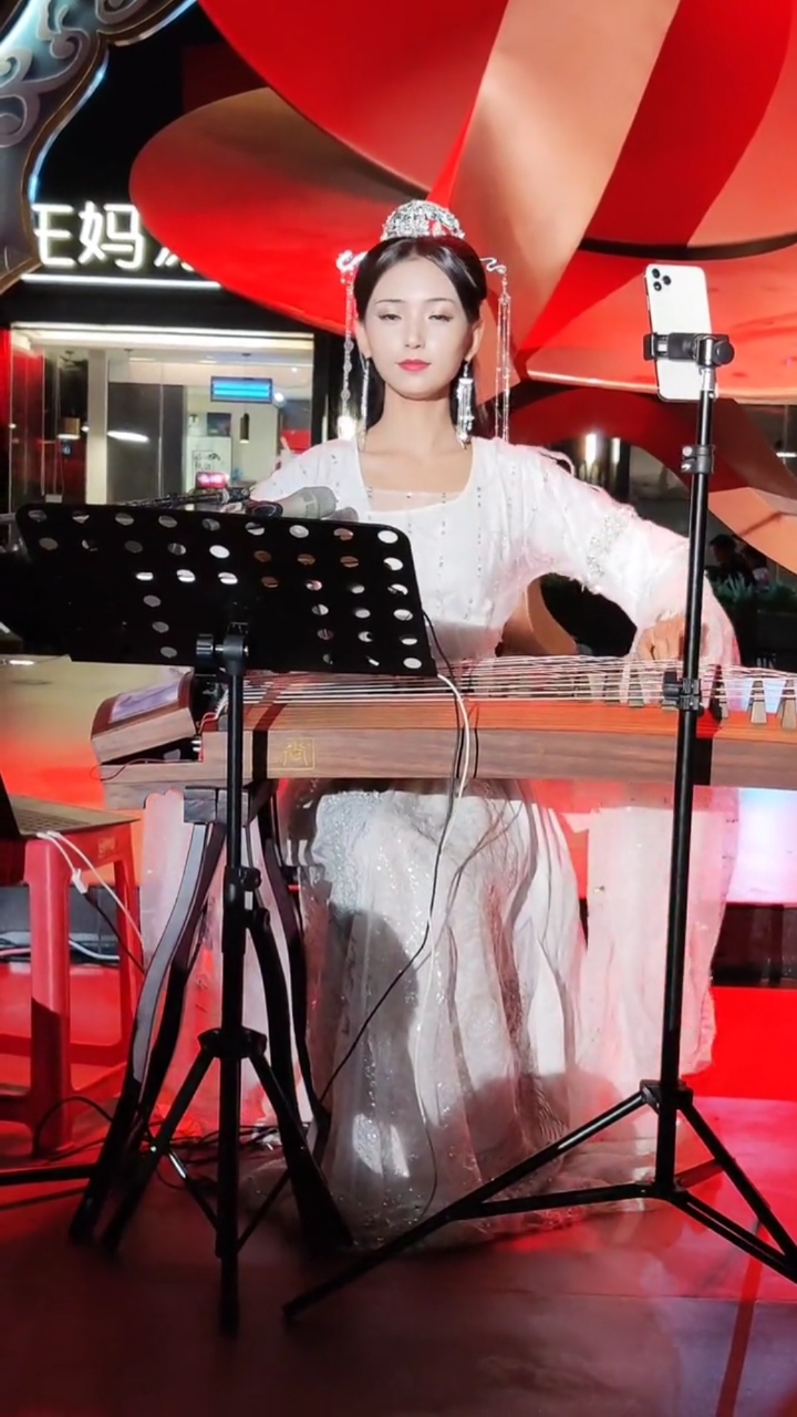 美丽的古筝网红小姐姐千艺现身大唐不夜城唐乐坊演出,赶紧去打卡吧