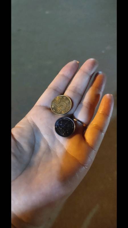 我在马路边捡到6角钱,没交警察叔叔手里面,叔叔下班了.