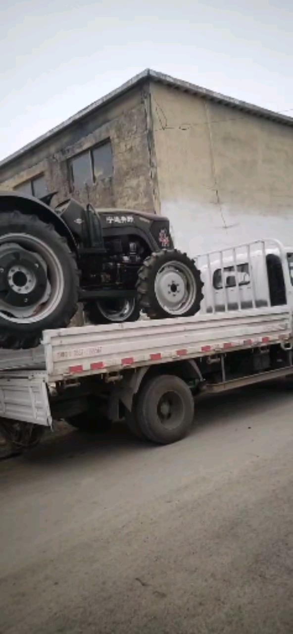 上轿了,宁迪奔野拖拉机发货