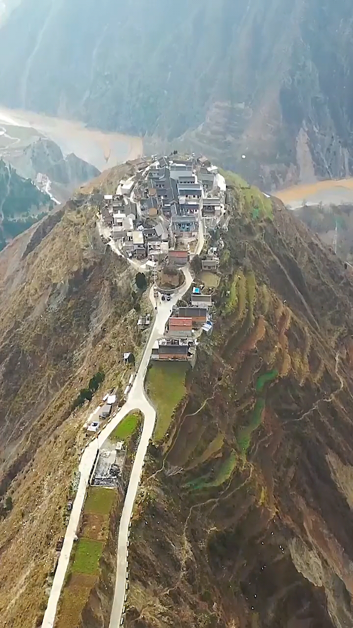 悬崖村朱雀堡,竟建在山嘴上,真是太震撼了!四周都是.