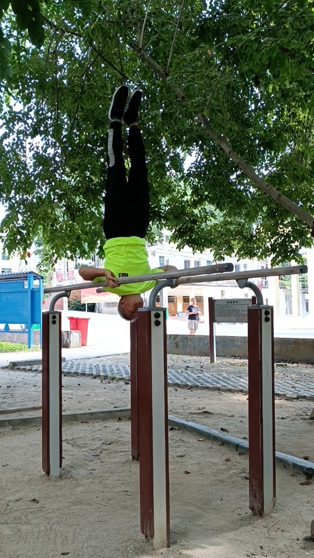 双杠练习支撑摆动肩倒立