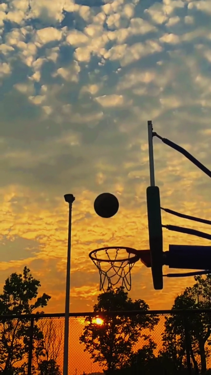 篮球场上#美丽的风景需要和心爱的人一起分享
