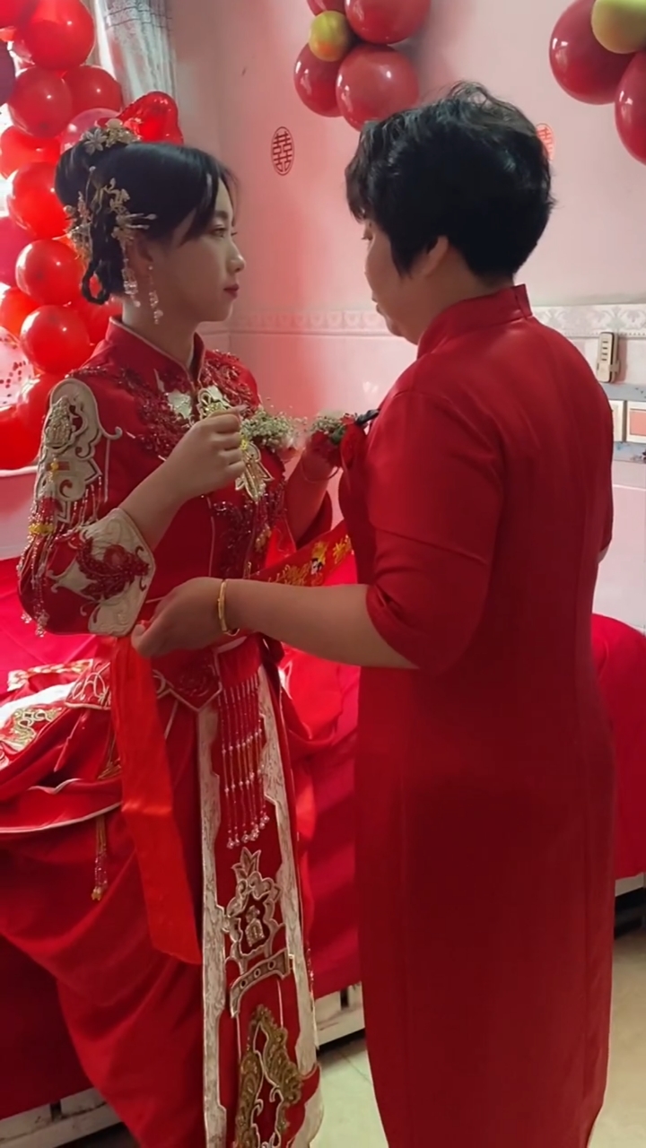 漂亮的新娘要出嫁了,妈妈给女儿腰缠万贯,这样的习俗你们的家乡有没有