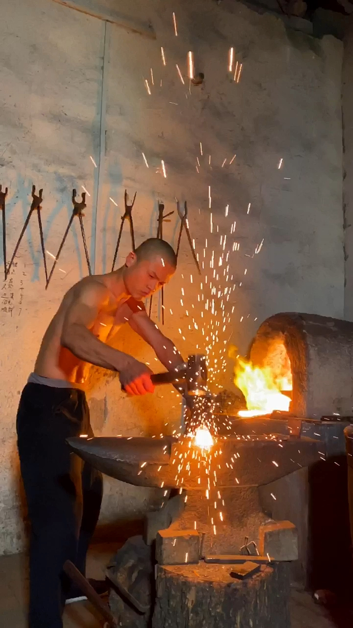 千锤百炼出我辈,一入剑炉岂顾身.