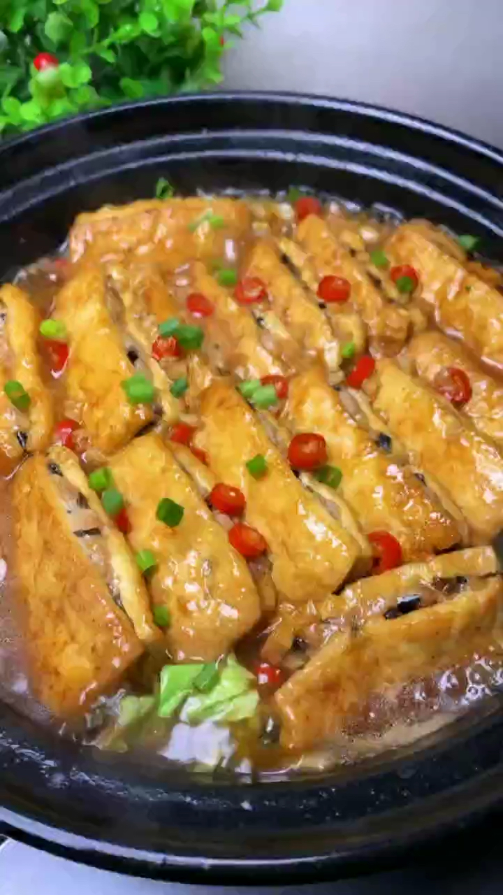 舌尖上的乡村美食下饭神器豆腐夹肉再浇上一勺汤汁啧啧
