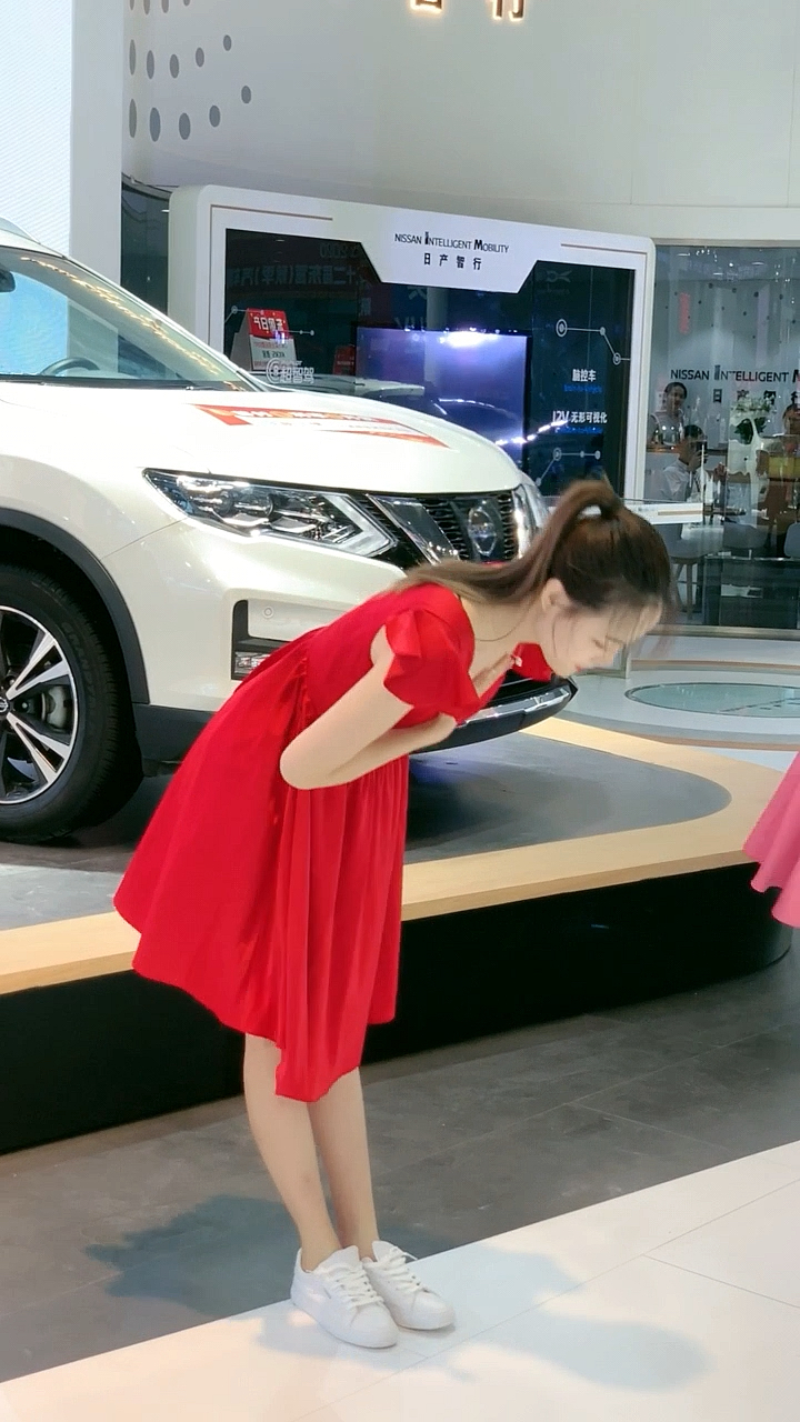 弯腰鞠躬使得小姐姐更美了