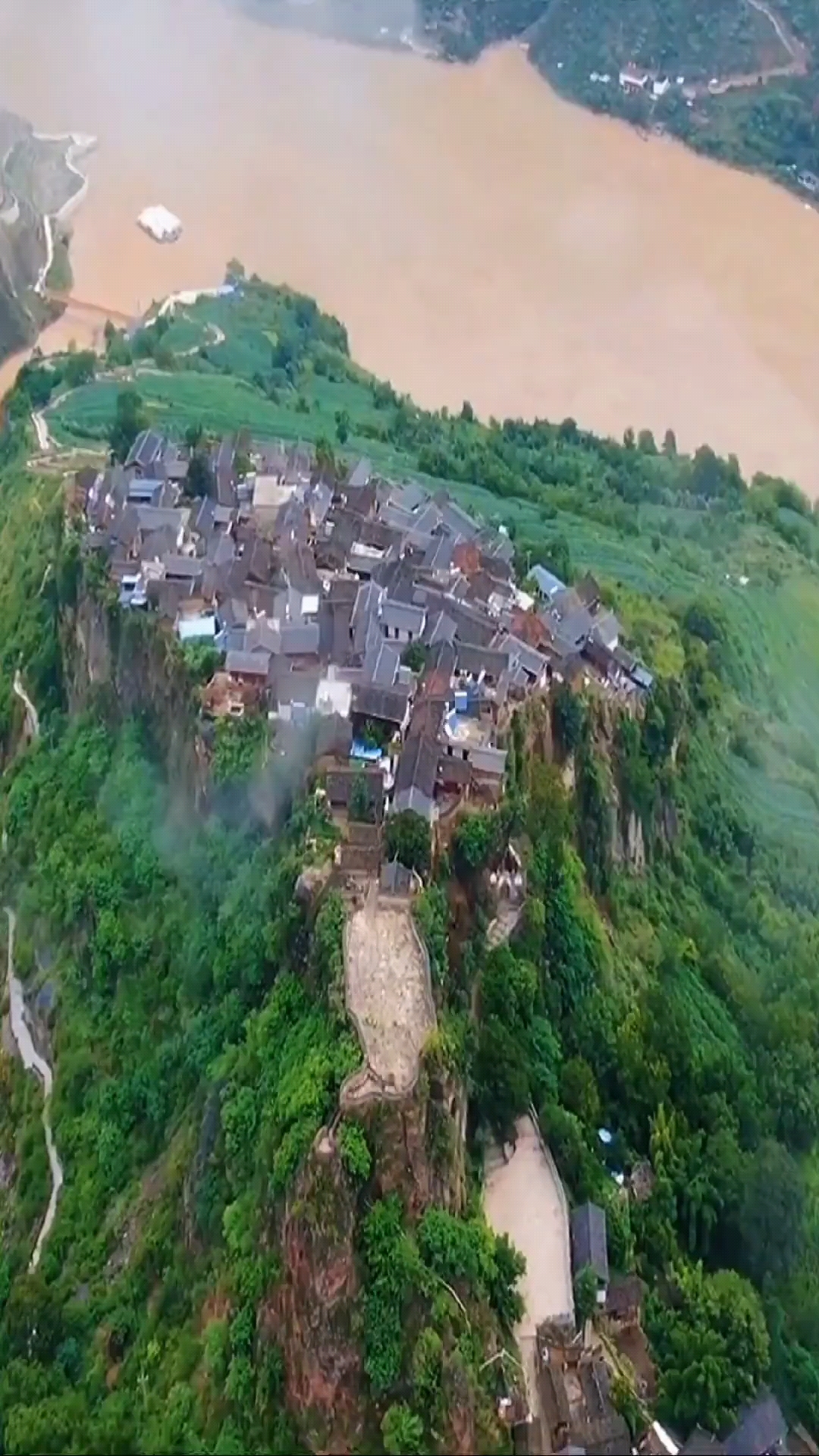 宝山石头城位于云南省丽江市纳西族自治县宝山乡.