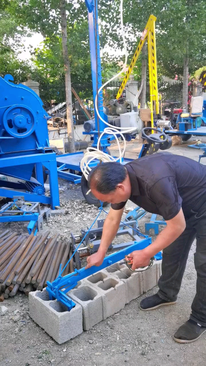 夹砖机彩砖打包机空心砖打包机上砖机抱砖机装车上砖机抓砖机械手