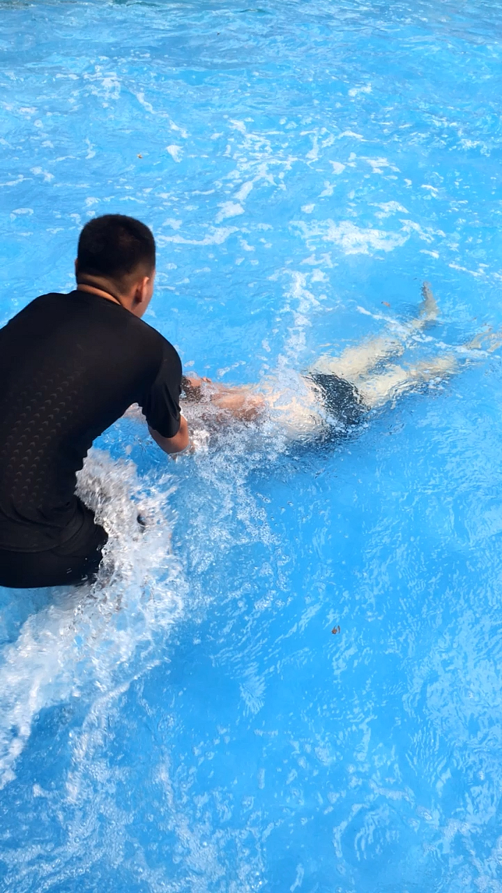 呛了好几口泳池水