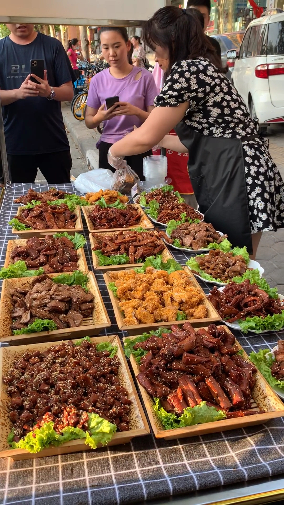 40多了不知道干什么好,摆摊做手撕素肉,一出摊就围满人,一天五百份不