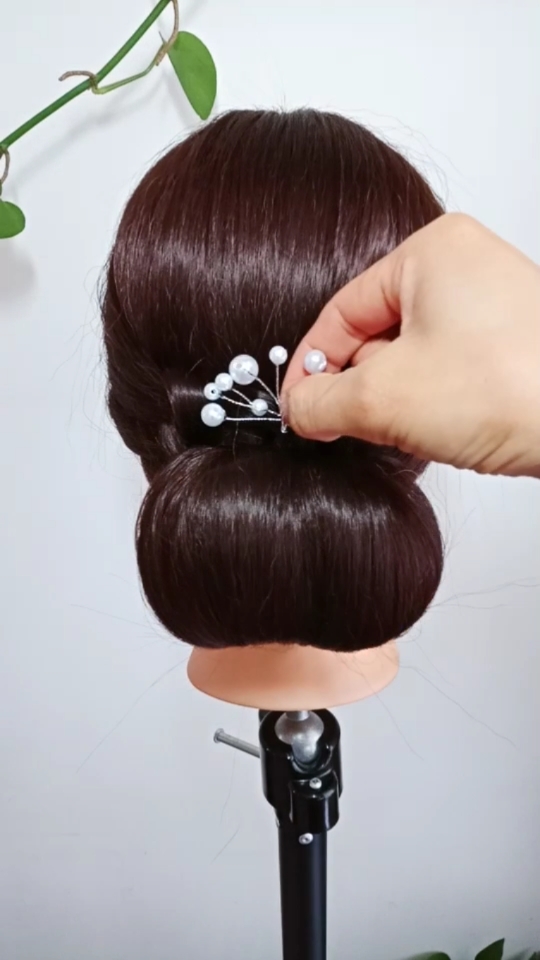 我要上热门#两分钟就能学会的低发髻包包头,凉爽时尚,让你气质瞬间