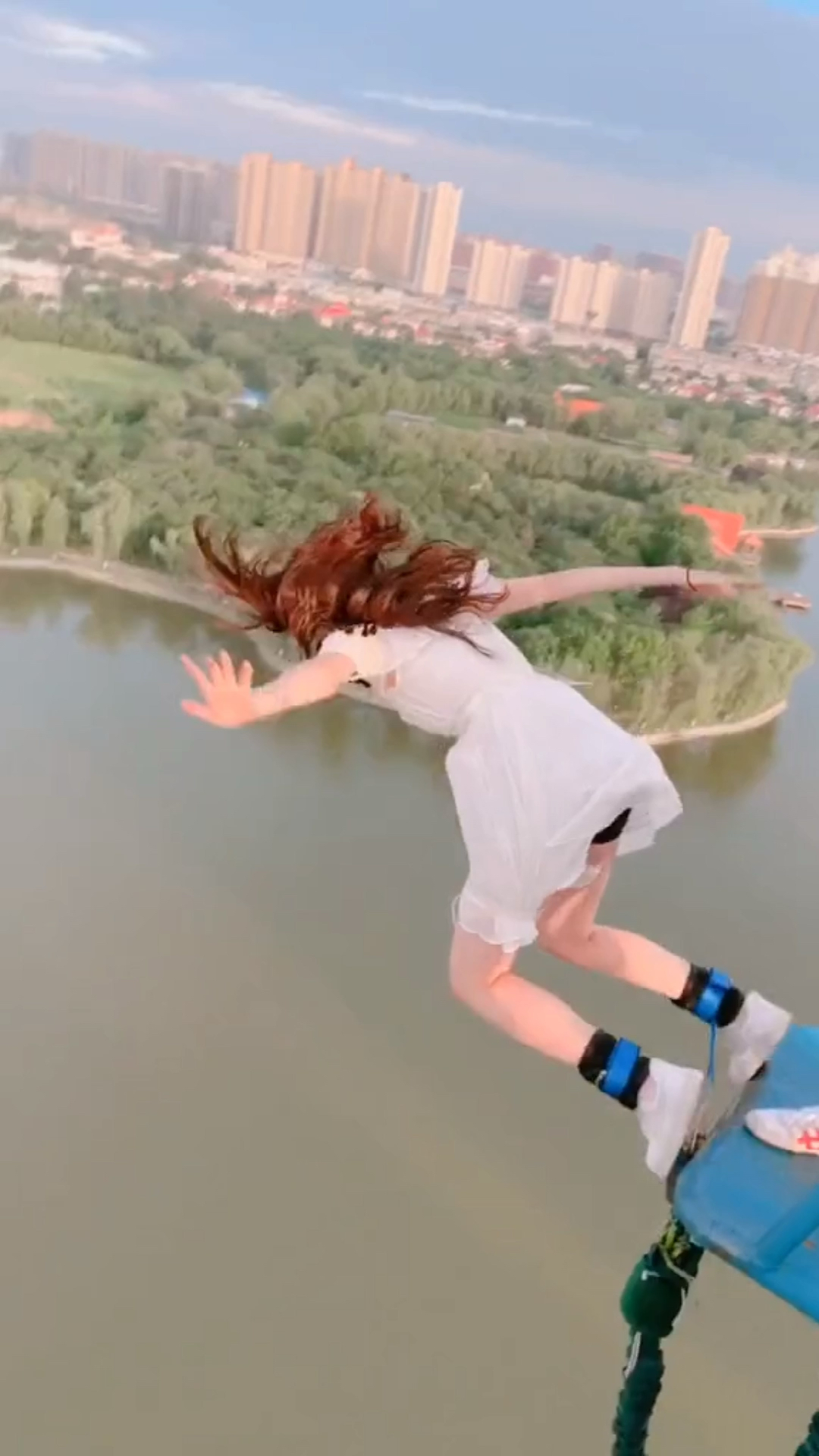 蹦极的女孩儿这小姐姐身穿小裙子又是我的天呐又是卧槽的