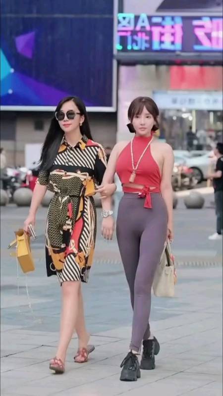 街拍美女#这是什么魔鬼身材,谁能扛得住