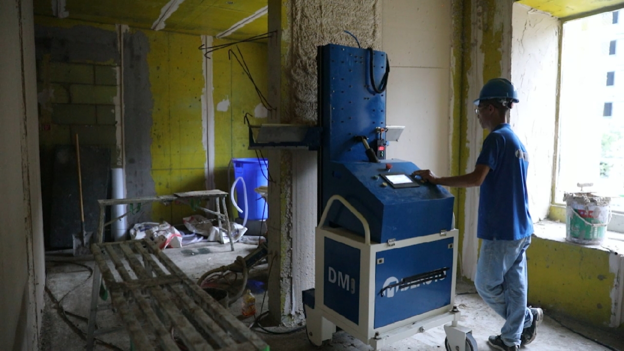 自动抹墙机#d70石膏喷涂机 dm智能抹灰机,石膏砂浆抹灰机械化施工