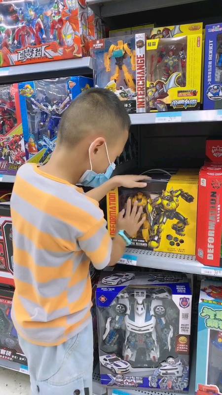 儿子想买玩具,但又心疼爸爸的钱,爸爸看到后决定给儿子买一个