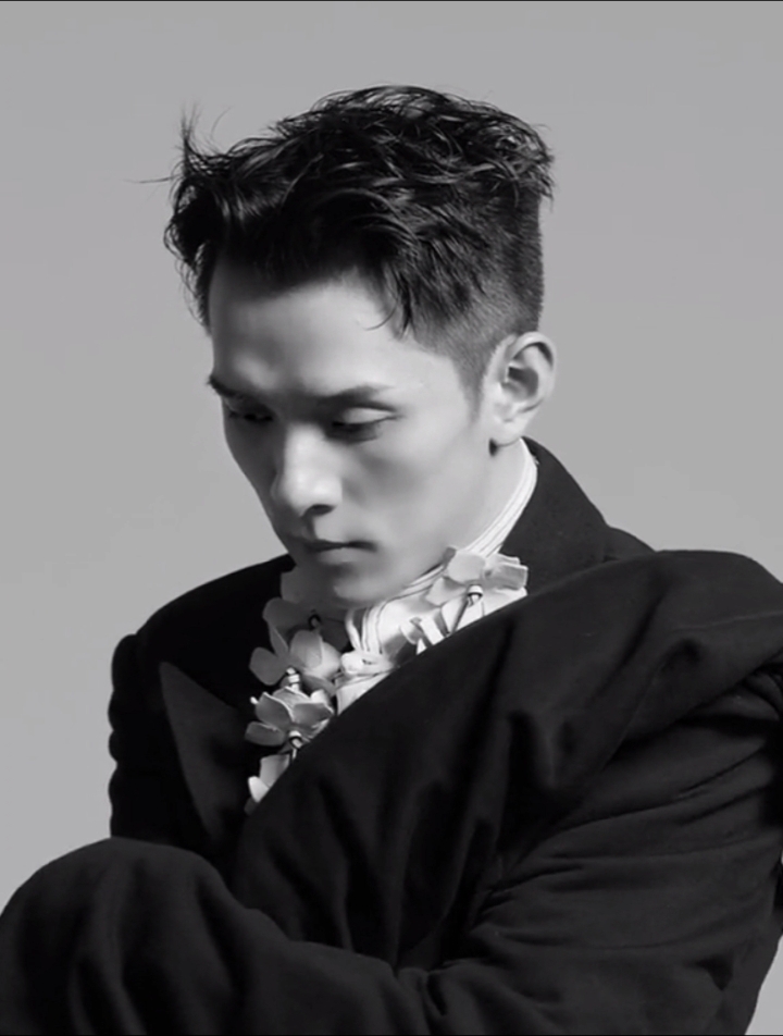 李佳琪##李佳琦登《时尚先生》5月刊封面,黑色西装配大背头一改往日