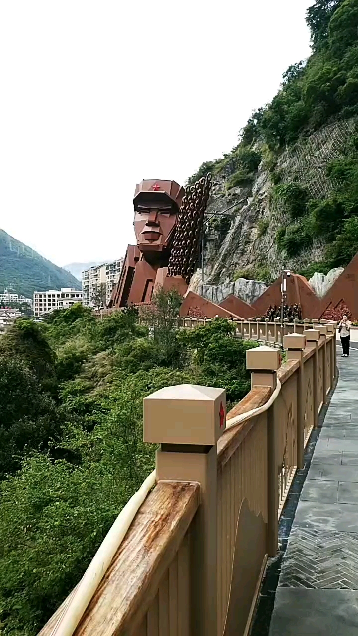 飞夺泸定桥红军塑像