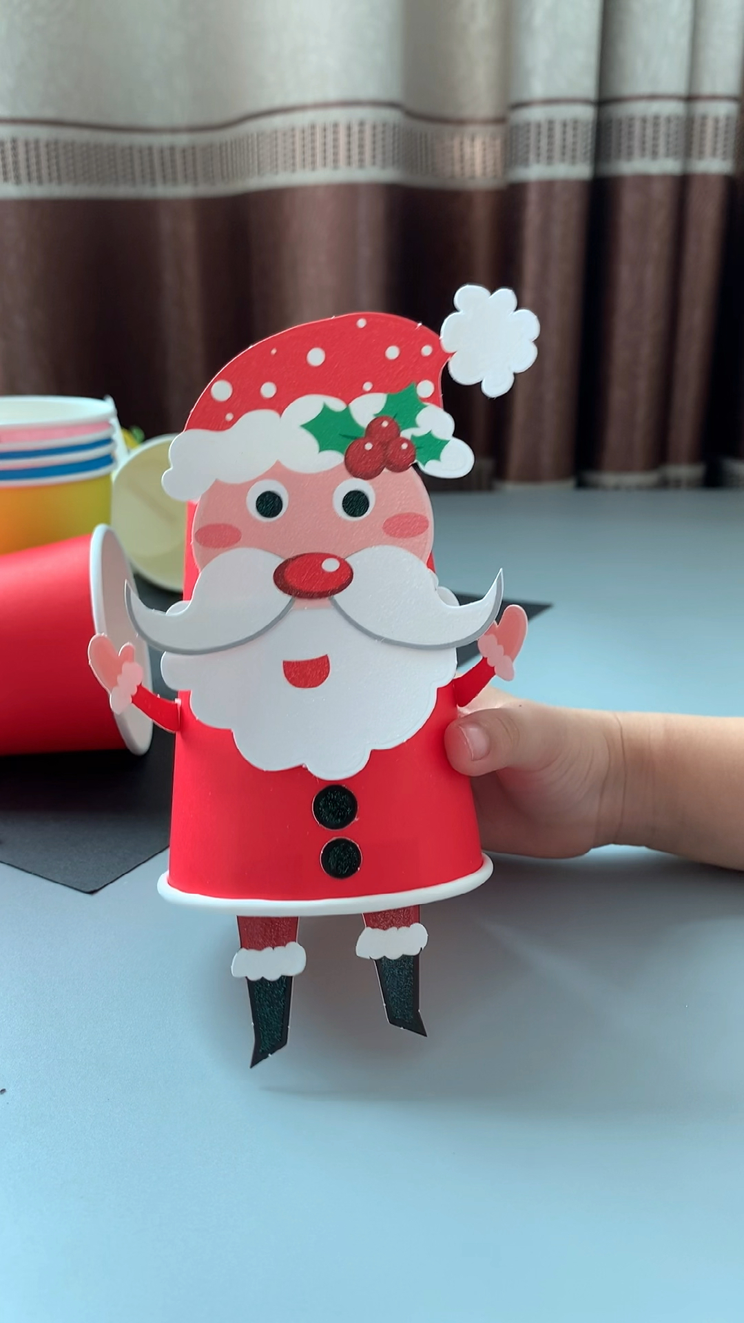 幼儿园手工#小朋友一大早就嚷着要做手工,做了一个最爱的纸杯圣诞