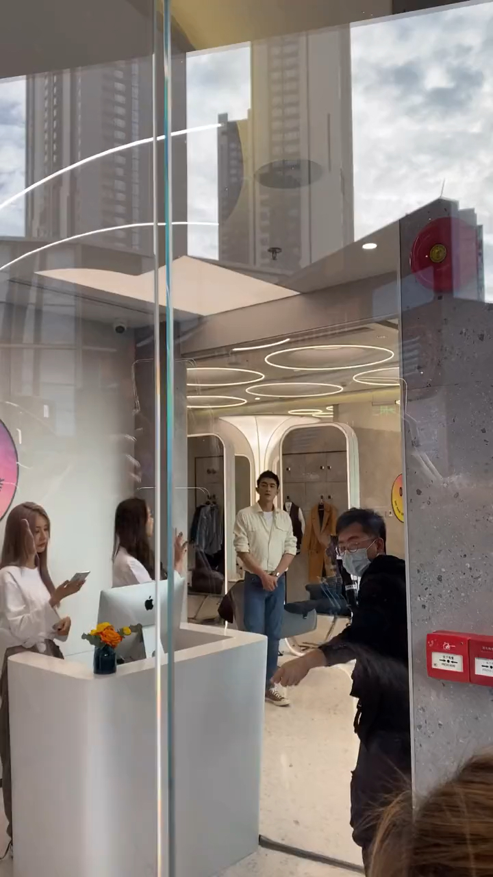 明星#@林更新老板林更新在自家理发店拍摄视频中本人帅爆了