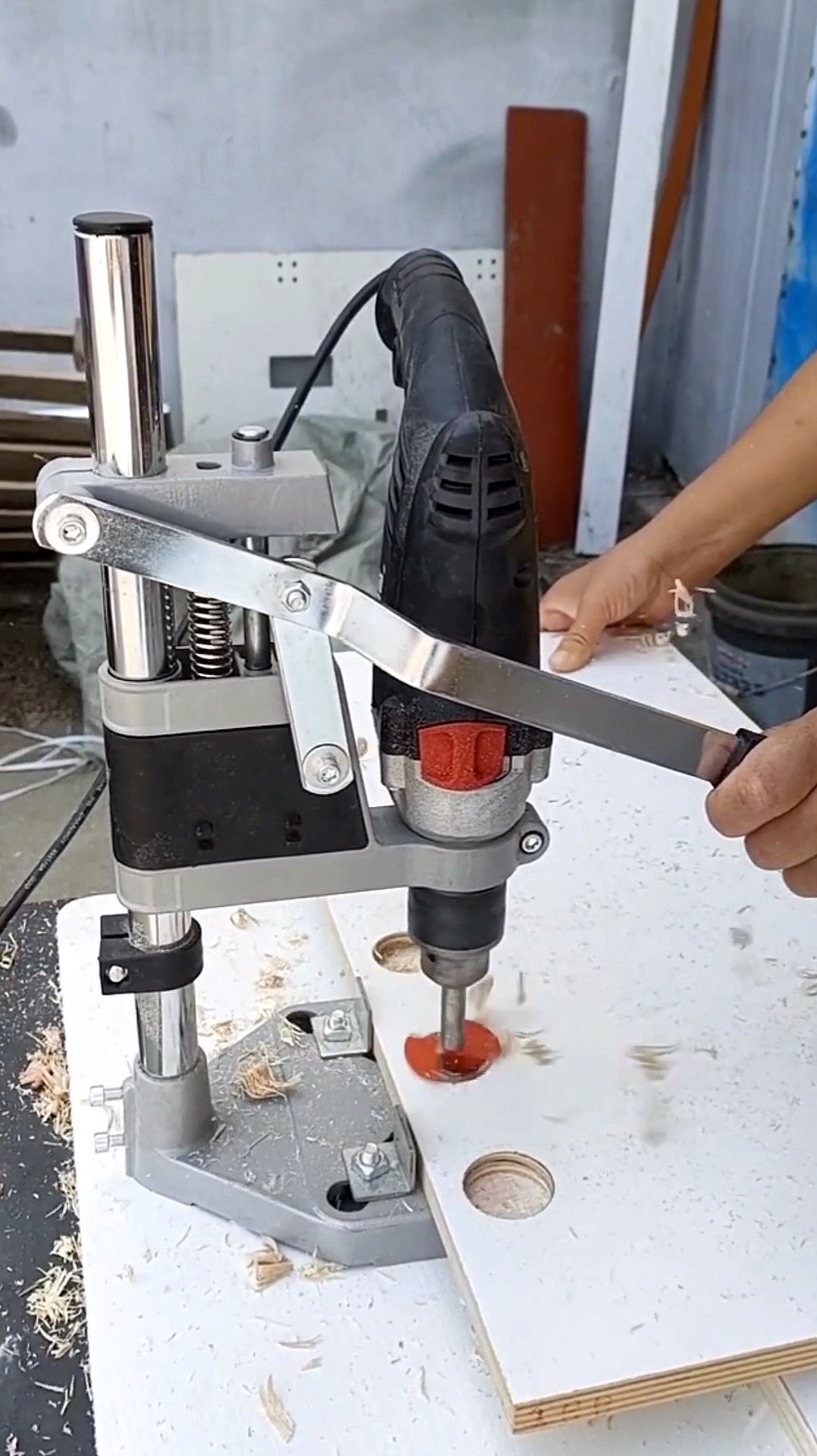 非常方便携带又实用的手电钻支架!-度小视