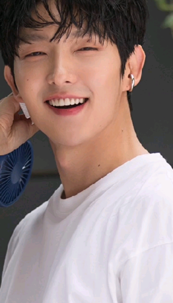 李准基年轻的时候没觉得有多帅老了还真的越来越有味道穿西装打架好