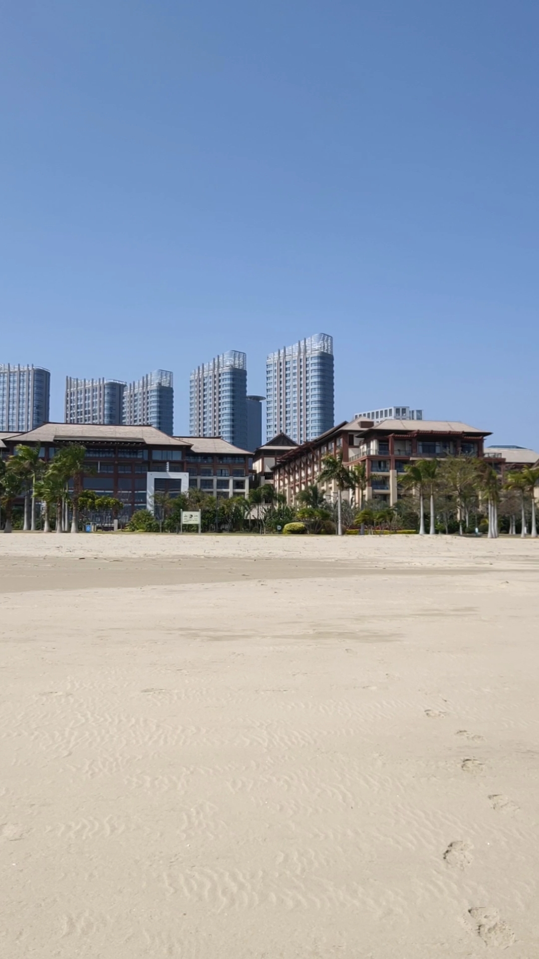 厦门阳光小镇翡丽海岸是一片非常干净的海滩这里天空蔚蓝海水清澈适合