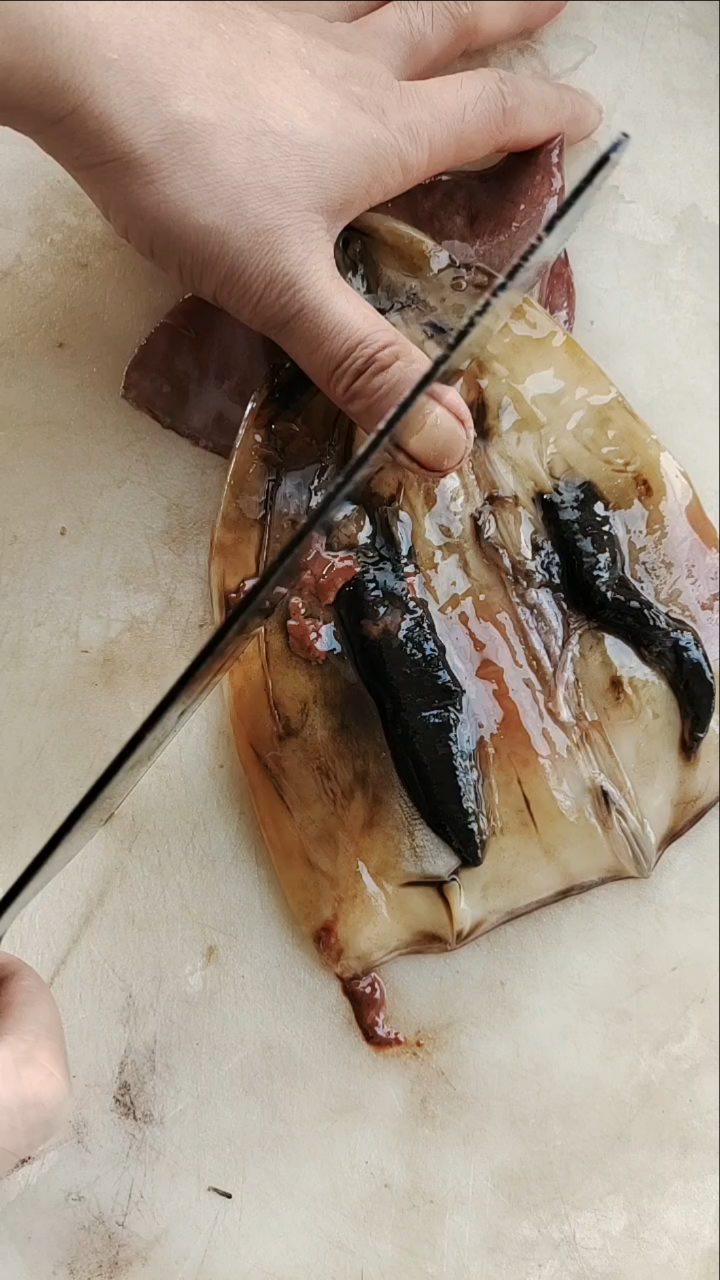 酒店师傅处理鱿鱼最重要的一步