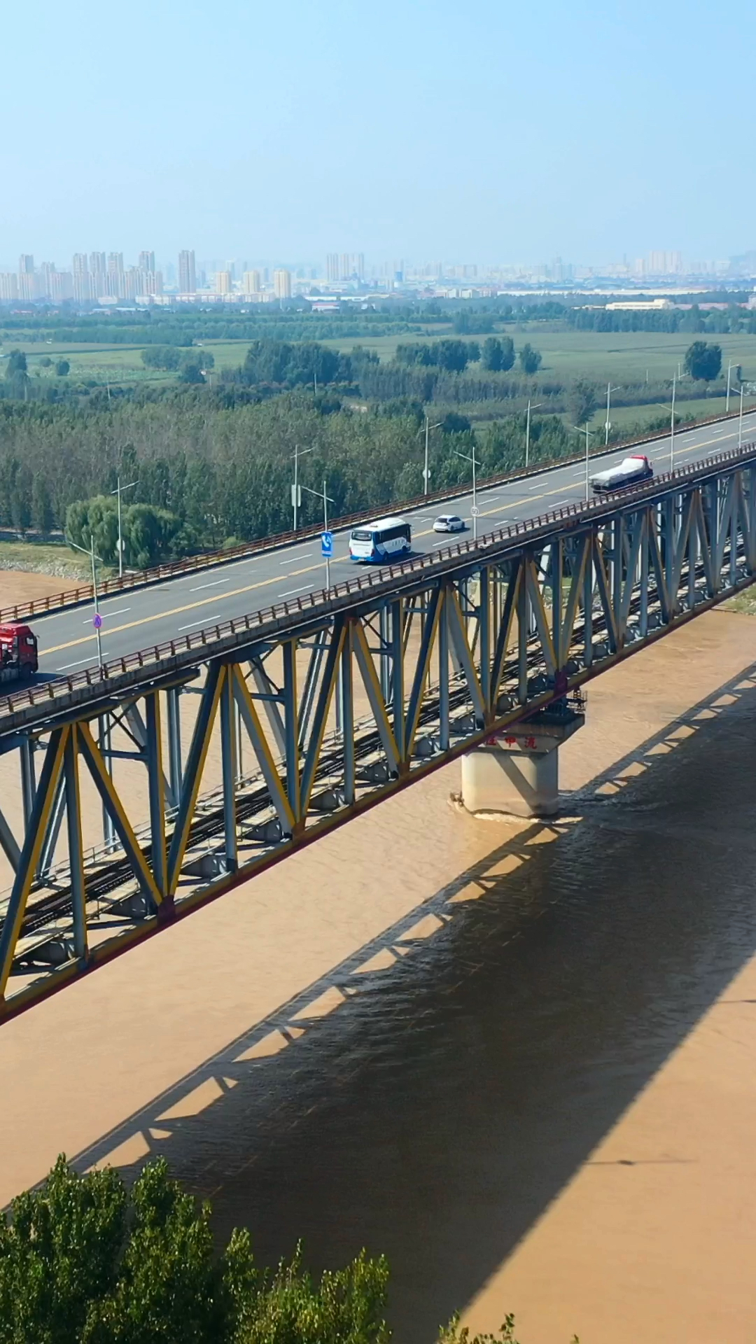 山东滨州黄河上第一座公铁大桥上面公路下面铁路中国基建太厉害了