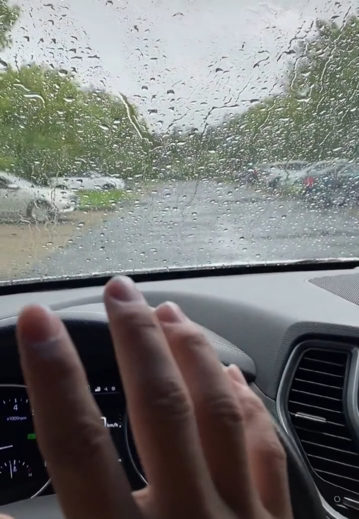 雨天開車出事故的概率要高10倍,這麼開車才安全