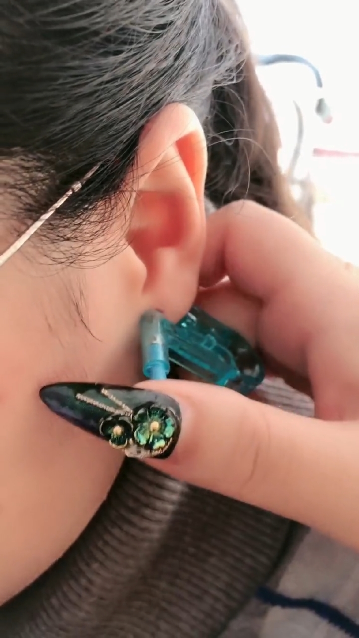 热爱全民热爱官方我要上热门#一次性穿耳器方便快捷就是有点疼