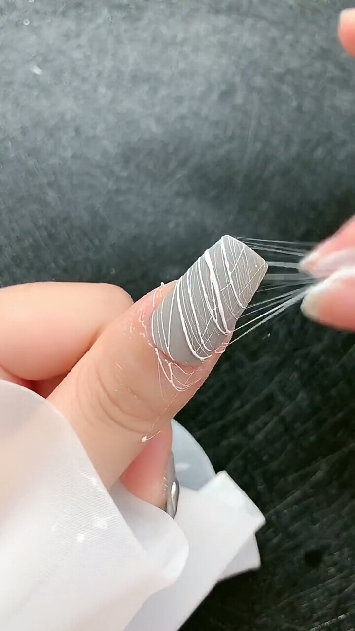 手指拉丝做格调浮雕甲