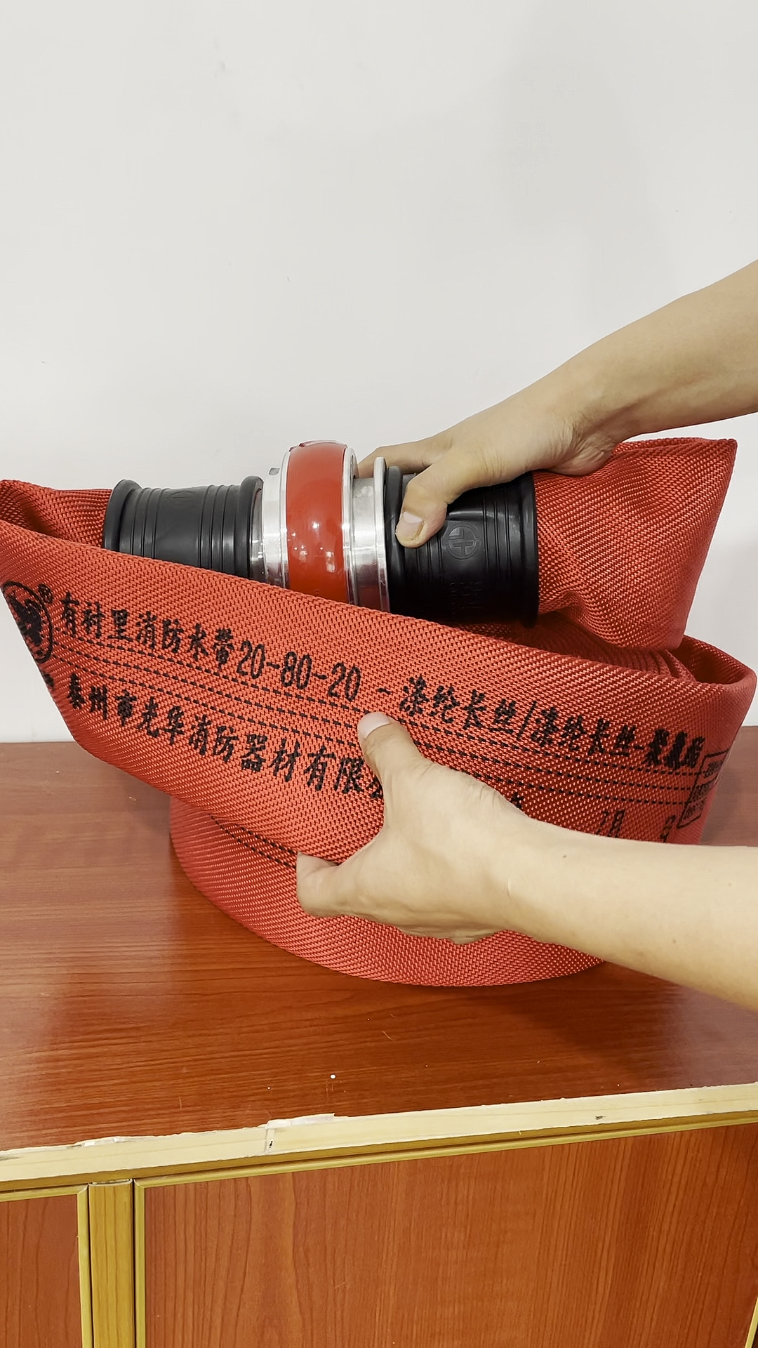 红色消防水带20-80-20带快速卡式接口消防队使用-度小视