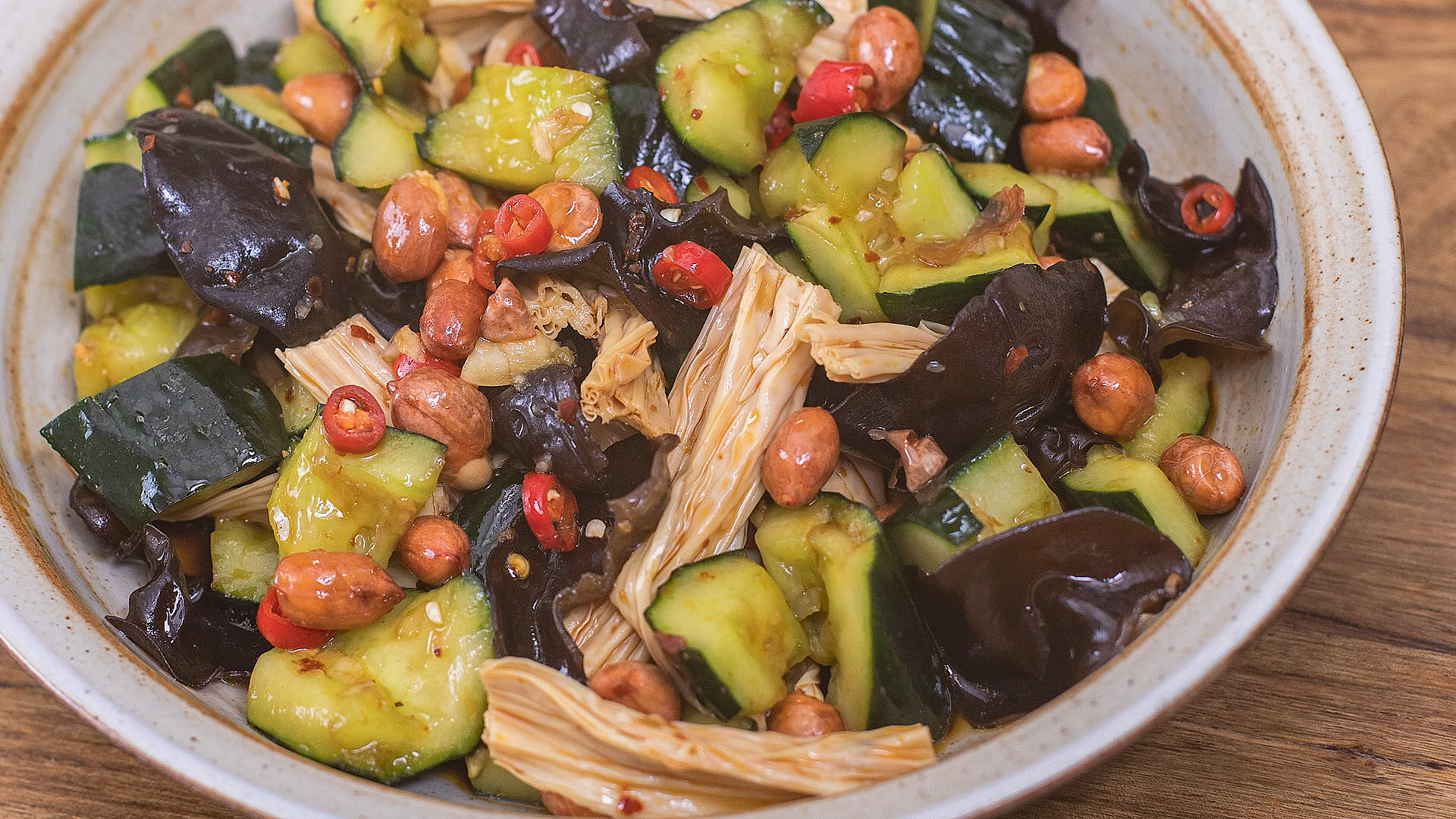 美食记#【木耳腐竹拍黄瓜】夏天必备的开胃小菜,凉拌汁是关键,做毫怂