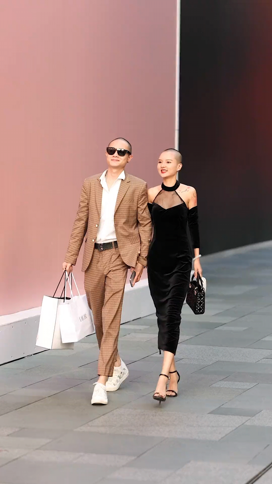 街拍#光头夫妇再度合体了!