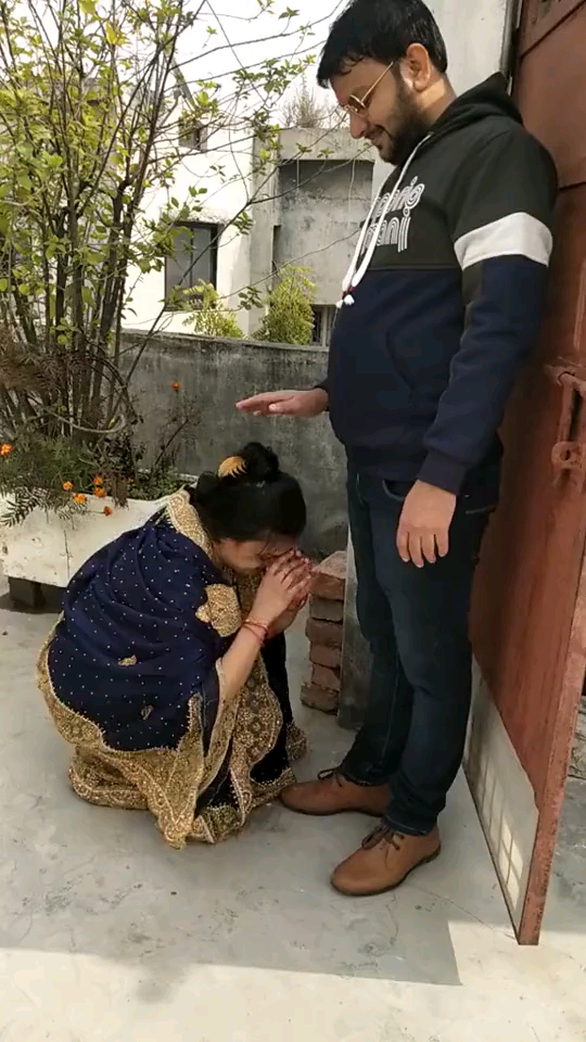 妻子向丈夫行跪拜礼图片