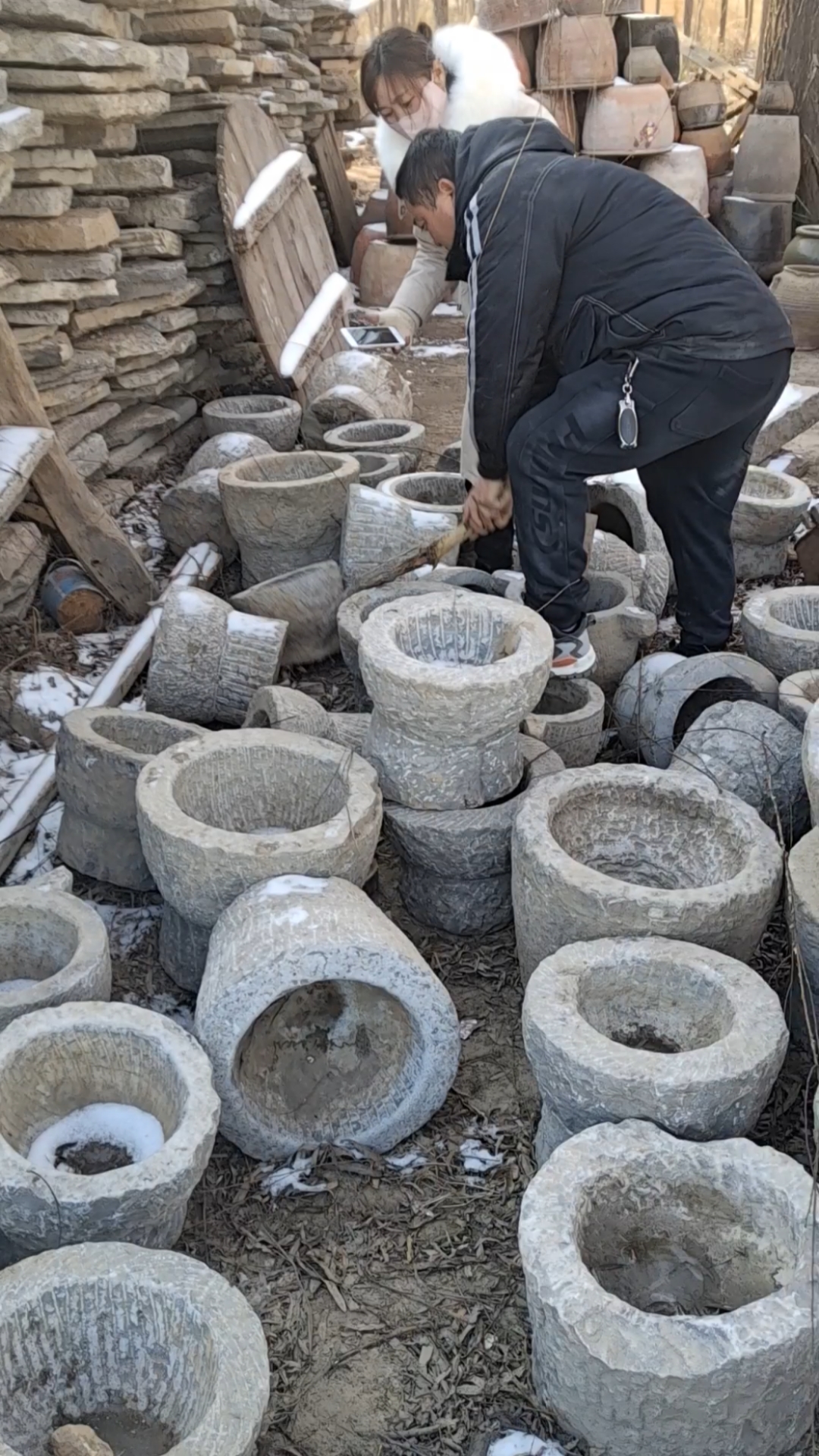 青石老石臼给客户挑选