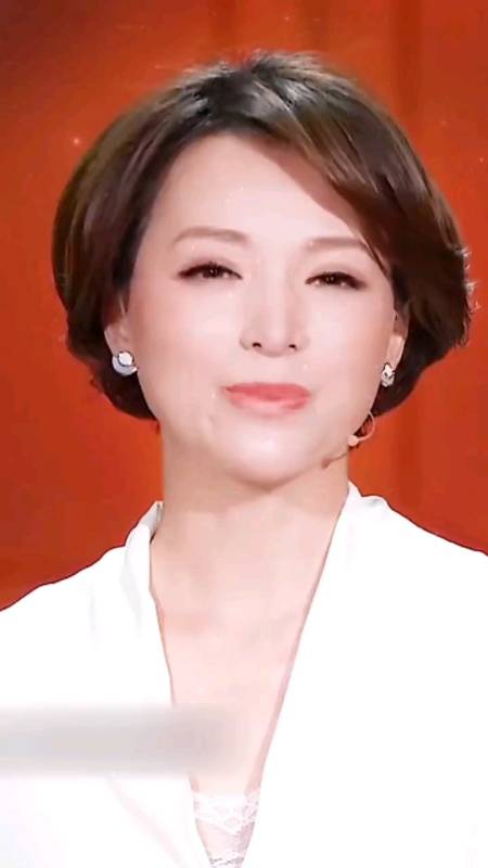 董卿#忘了脚是因为鞋舒服,忘了是非是因为心里舒服-度小视