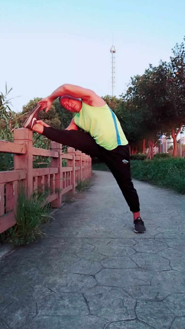 健身宁教练传递健身正能量#压腿