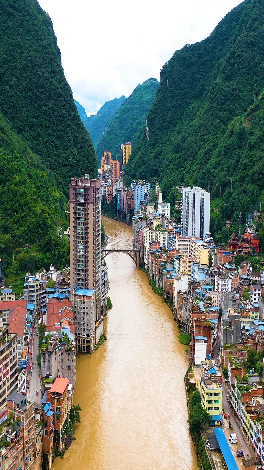 两边是高山,中间为河流,这里就是被称为最窄县城的盐津县,位于云南省